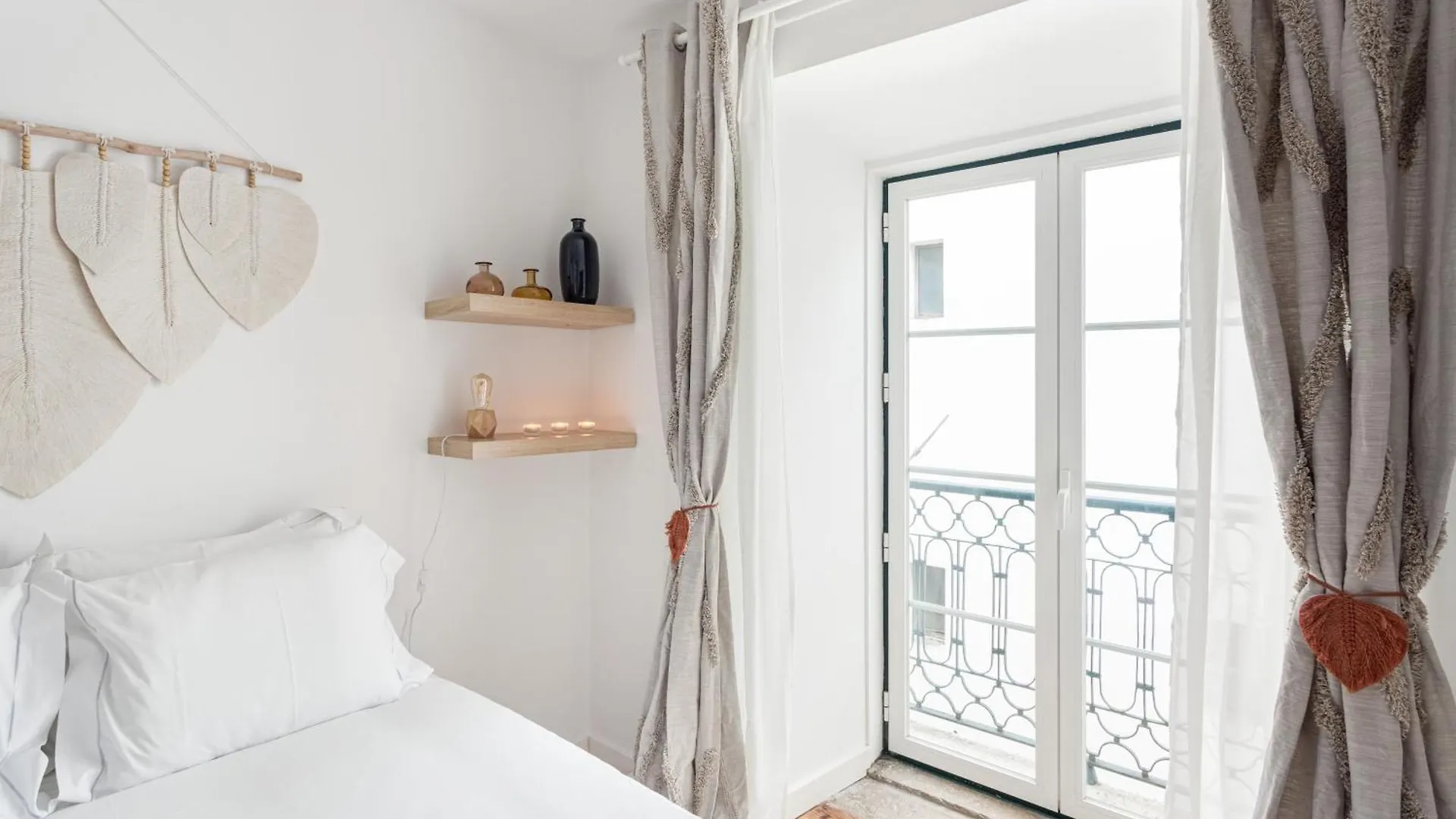 Joivy Bohemian Flat With Study Near The Centre Apartment Lisbon Portugal